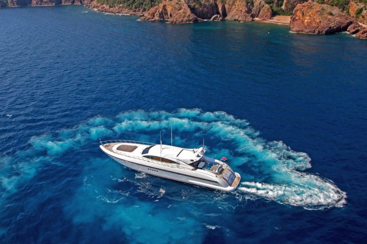 MANGUSTA 108 YACHT CRUISING