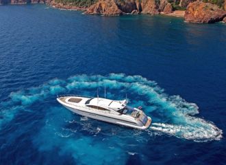 MANGUSTA 108 YACHT CRUISING