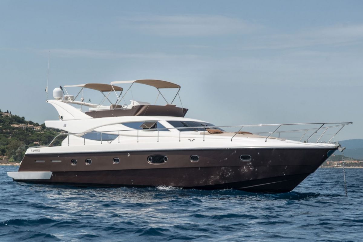 FERRETTI 620 YACHT FOR CHARTER