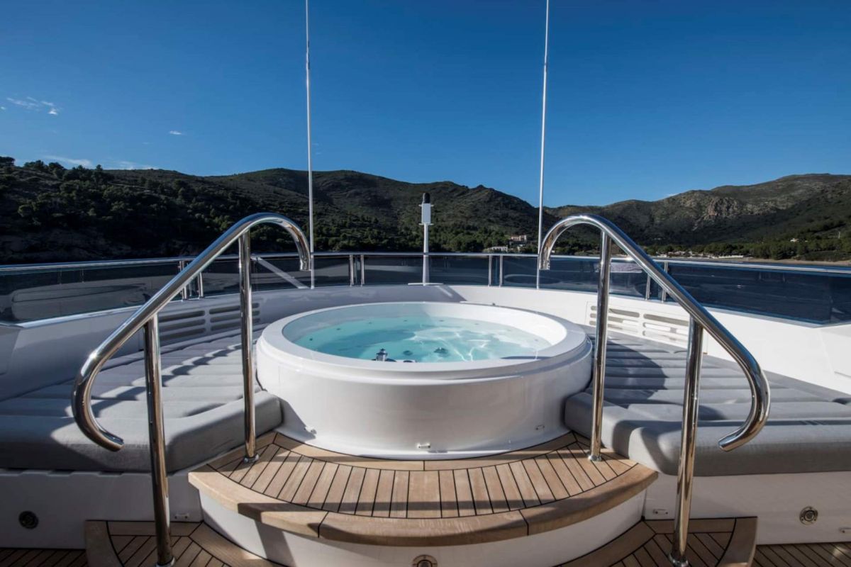 SUNDECK JACUZZI