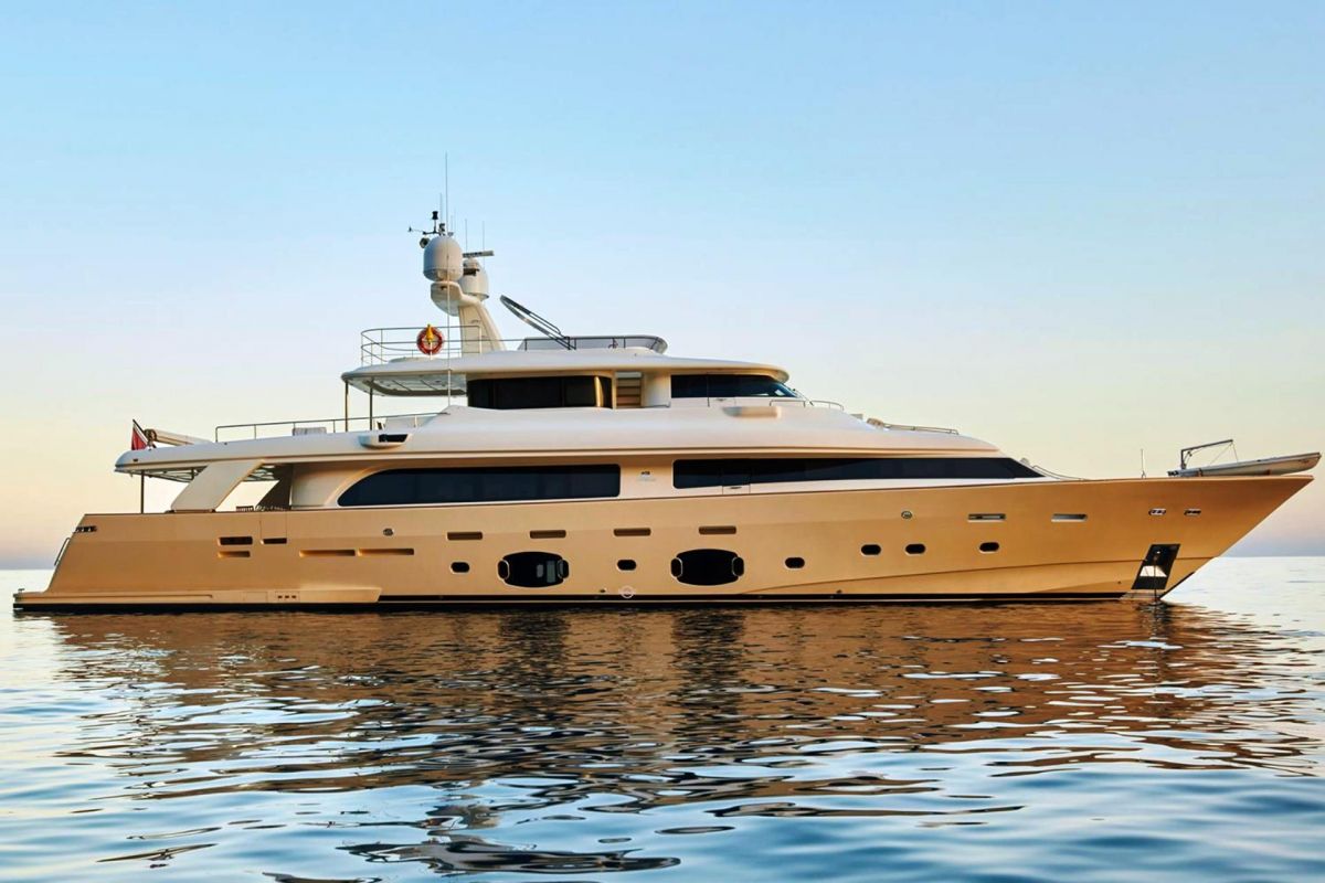 33M FERRETTI CUSTOM LINE