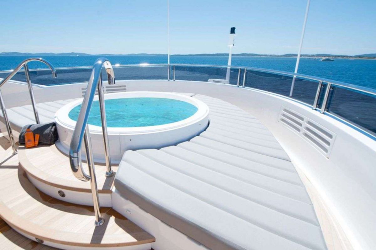 SUNDECK JACUZZI