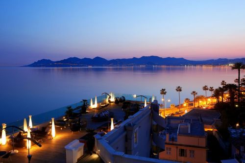 Night view of the Radisson Blu hotel rooftop bar in Cannes 