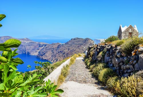 A footpath linking Fira and Oia, one of the best things to do in Santorini