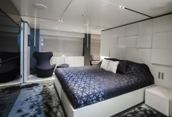 Ferretti Custom Line Navetta 33 - master cabin