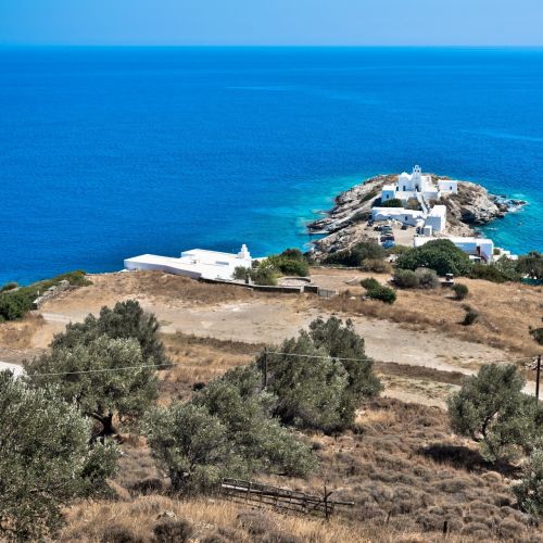 Une petite pninsule avec l'glise de Chrisopigi sur l'le de Sifnos en Grce