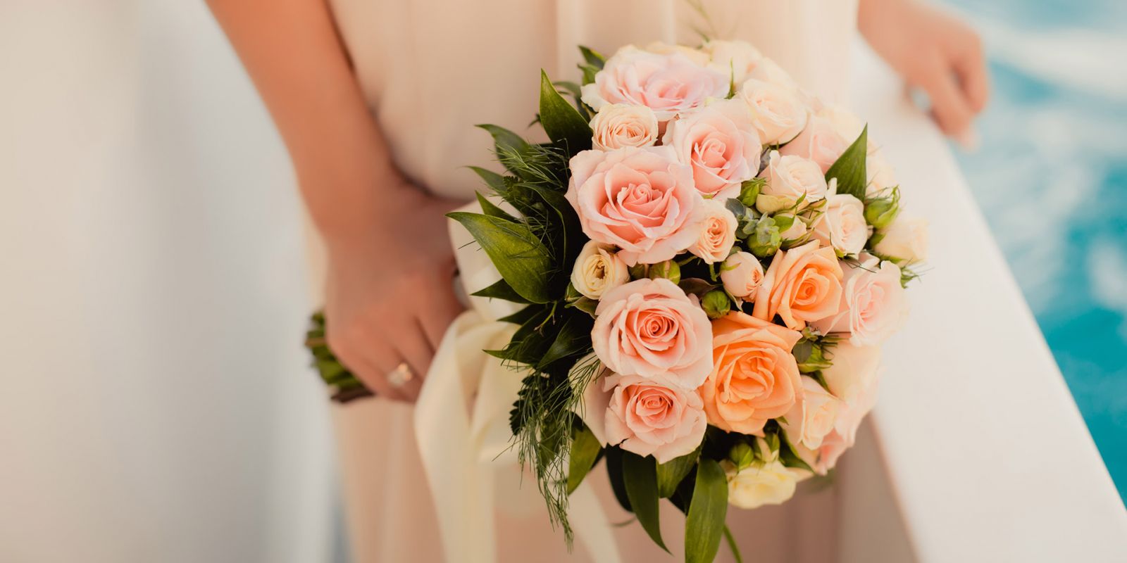 https://www.talamare.com/medias/Close-up of a bouquet of pink roses during  a wedding celebration on a yacht charter