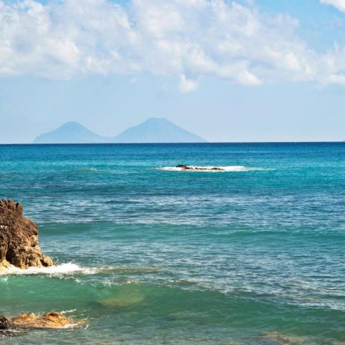 Une belle plage dans la province de Messine en Sicile