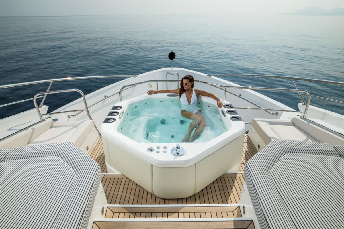 FOREDECK JACUZZI