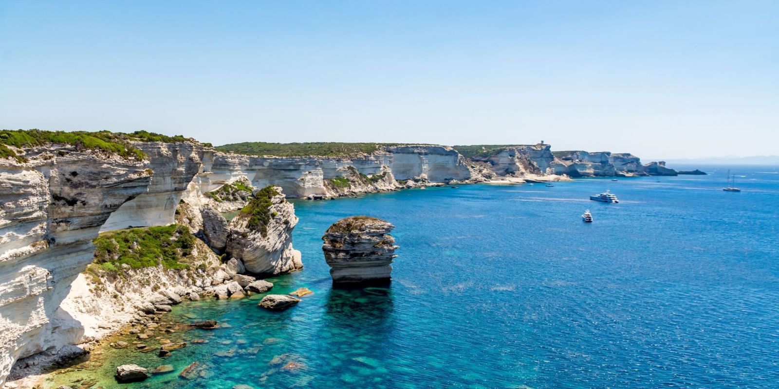 https://www.talamare.com/medias/Panorama of the cliffs of Bonifacio during a Corsica yacht charter