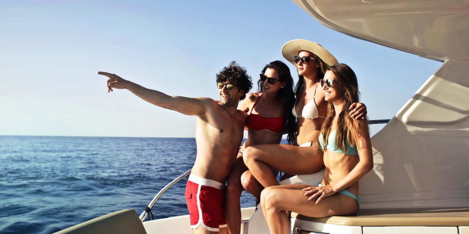 https://www.talamare.com/medias/A large group of people enjoying a beautiful day during their yacht charter