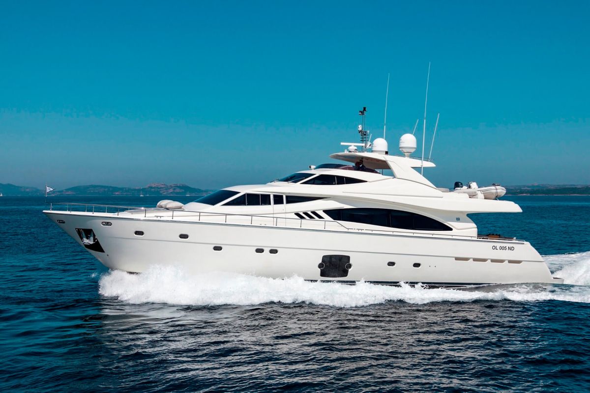 FERRETTI 881 RPH YACHT FOR CHARTER