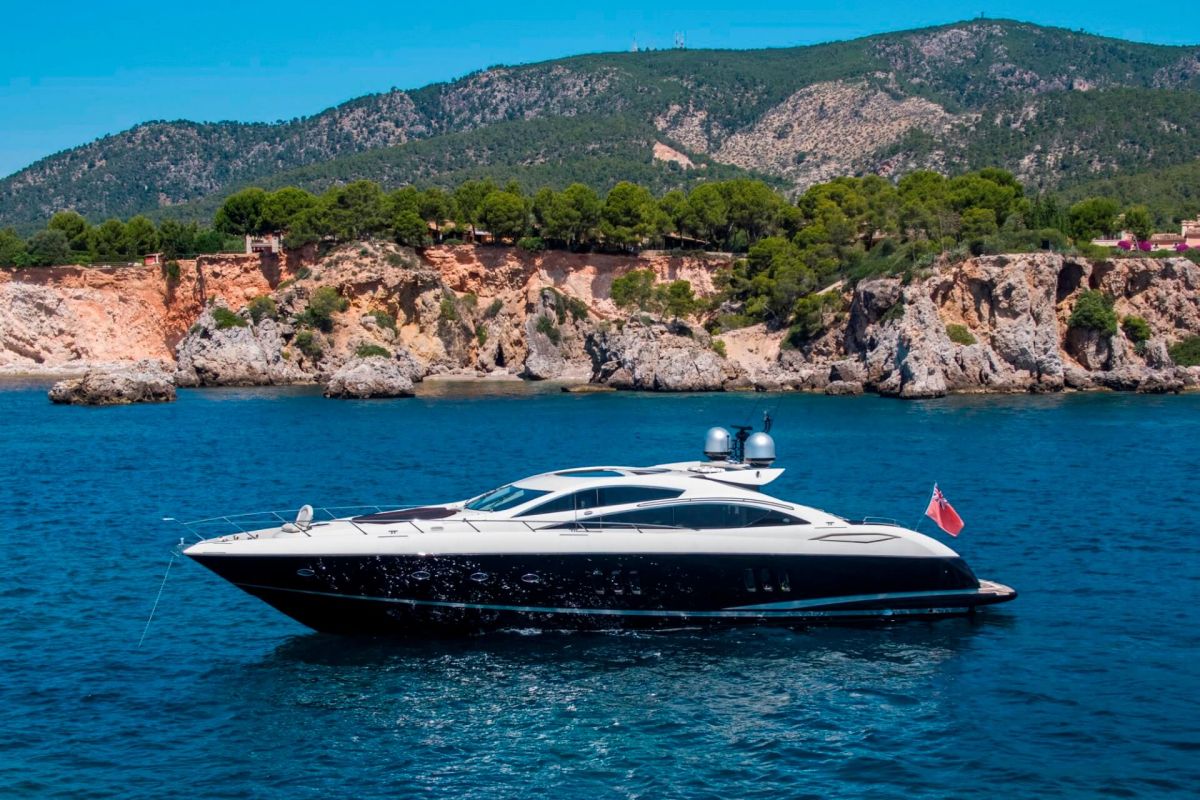 SUNSEEKER PREDATOR 82 YACHT