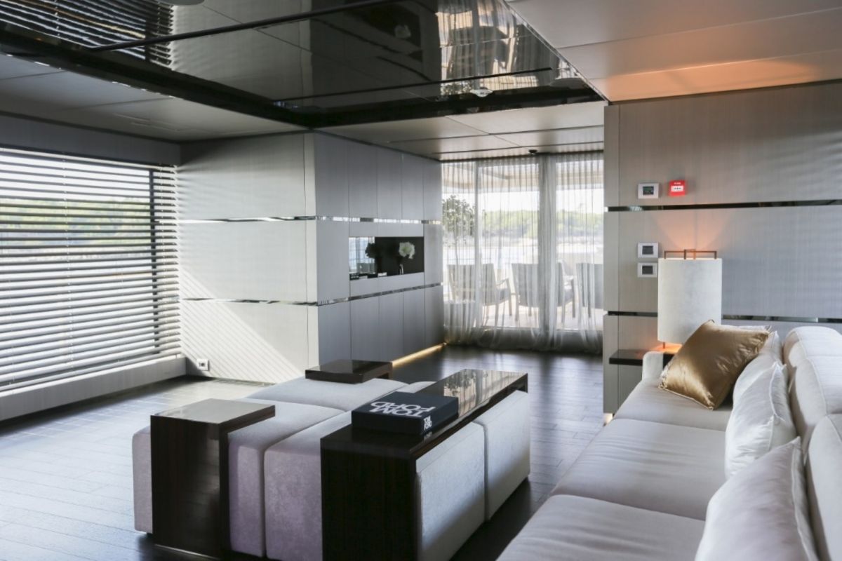 MAIN DECK SALON