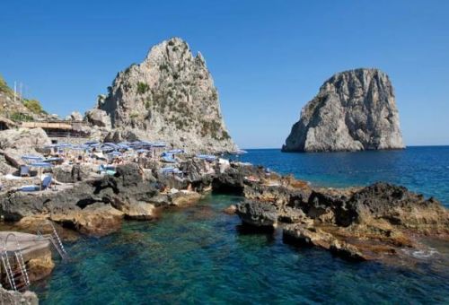The beach restaurant La Fontelina in Capri with its coves with turquoise waters