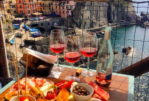 Cocktails and bruschettas on the charming terrace of Nessun Dorma in Manarola