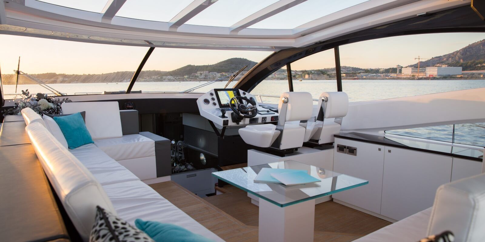 https://www.talamare.com/medias/The cockpit of a charter boat en route from Cannes to St Tropez during a day yacht rental on the French Riviera