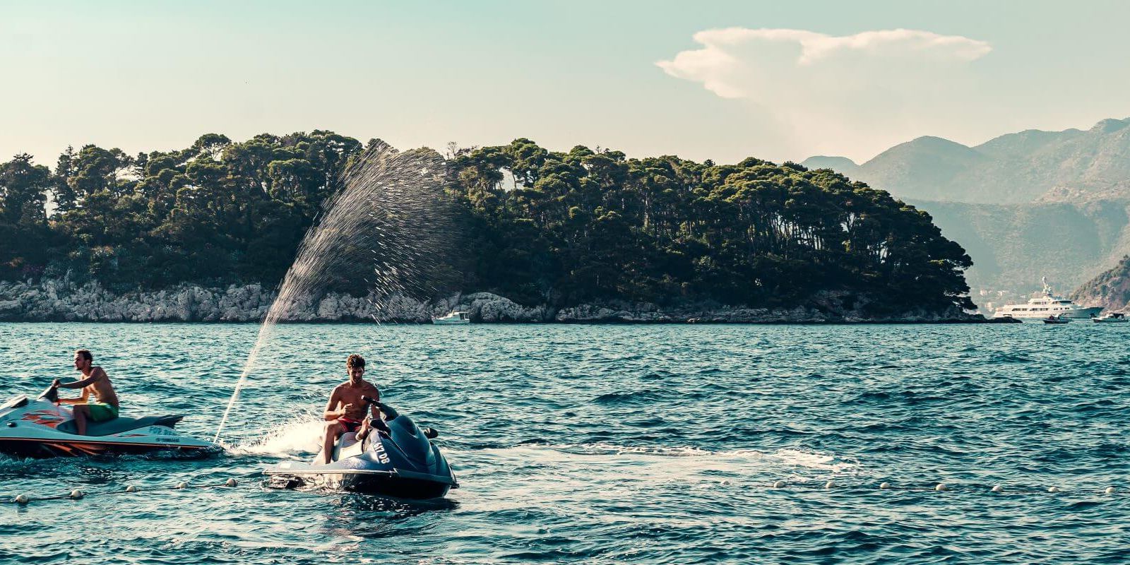 https://www.talamare.com/medias/Charter guests enjoying the water toys and jet ski onboard a yacht
