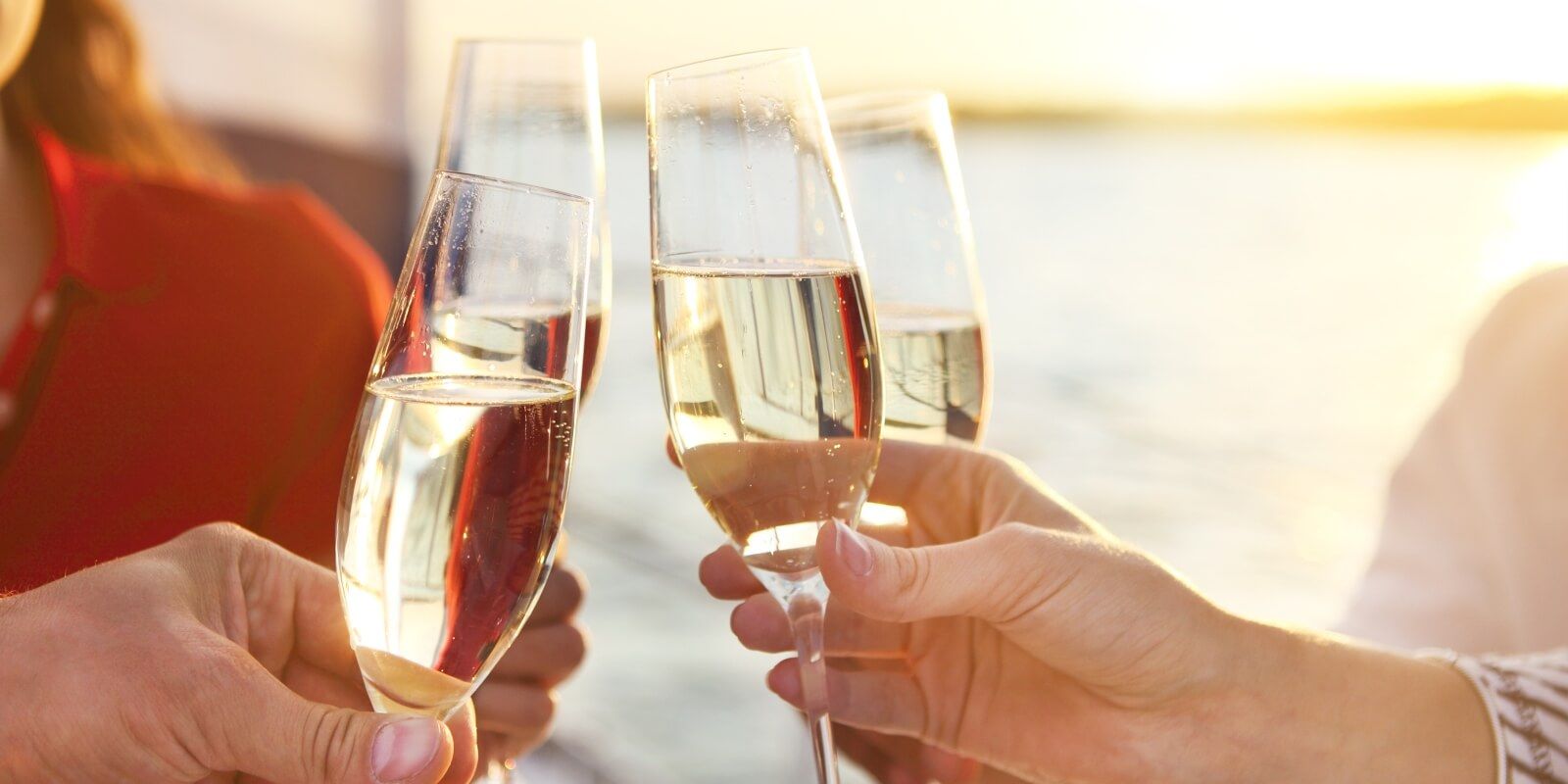 https://www.talamare.com/medias/Cocktail with champagne flutes and appetizers for a corporate team building event onboard a charter yacht