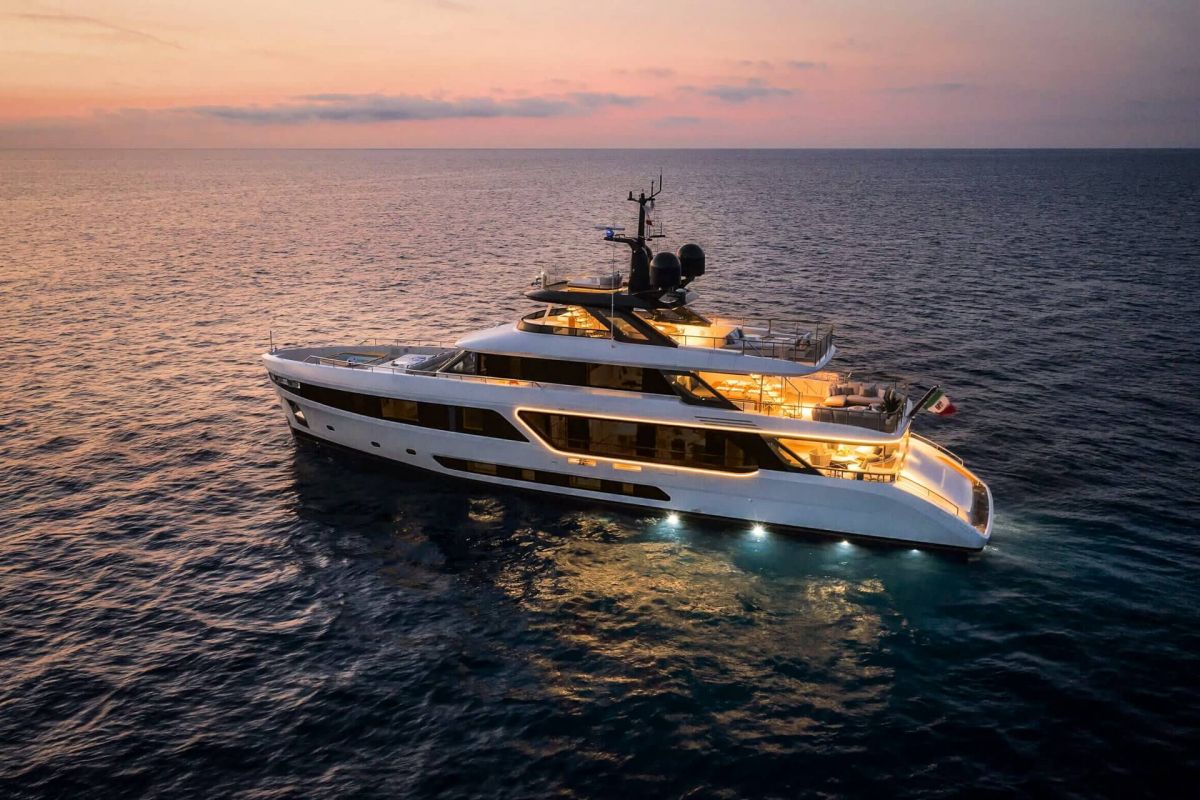 BENETTI MOTOPANFILO 37M YACHT BY NIGHT