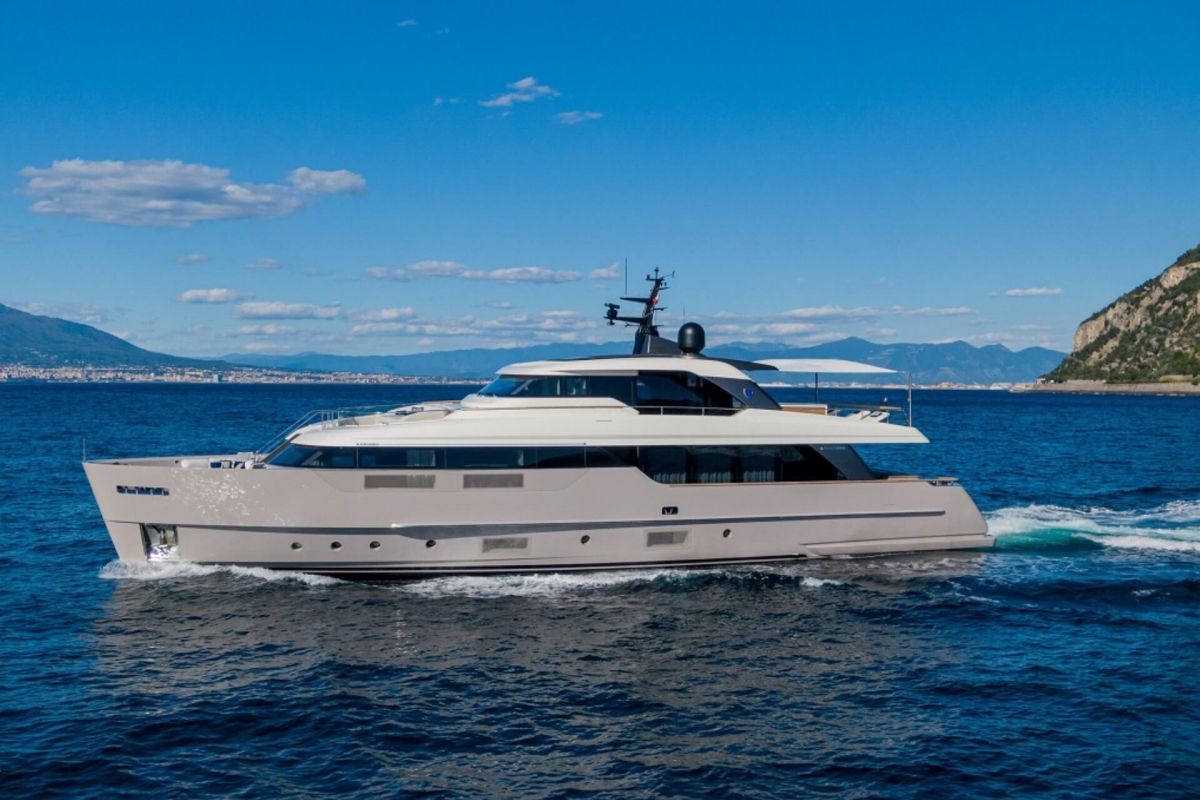 SANLORENZO SD96 YACHT CHARTER