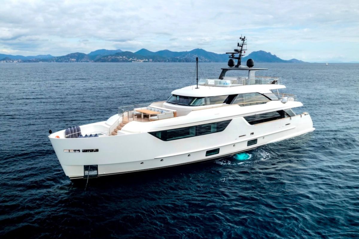 SANLORENZO SD118 YACHT FOR CHARTER