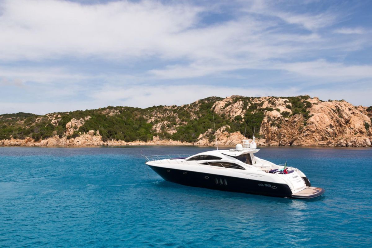 SUNSEEKER PREDATOR 72 AT ANCHOR