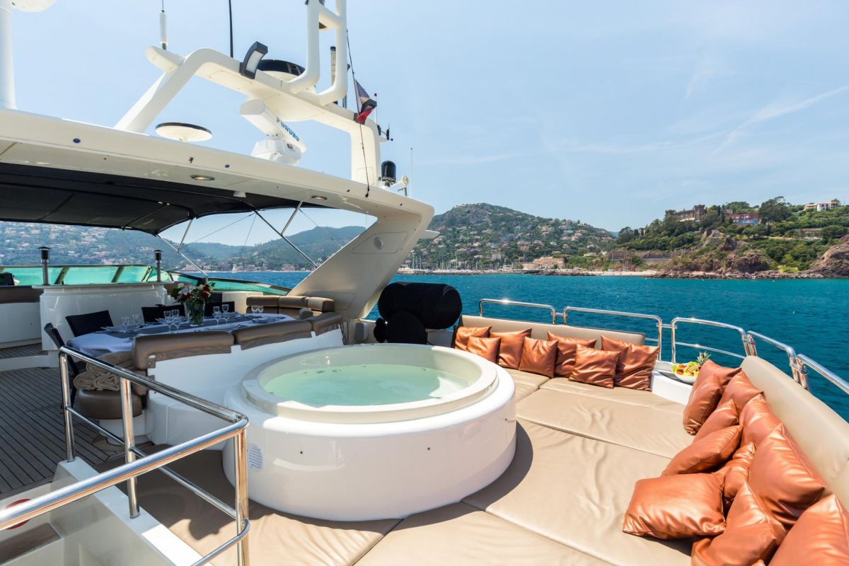 FLYBRIDGE JACUZZI