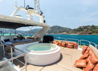 FLYBRIDGE JACUZZI