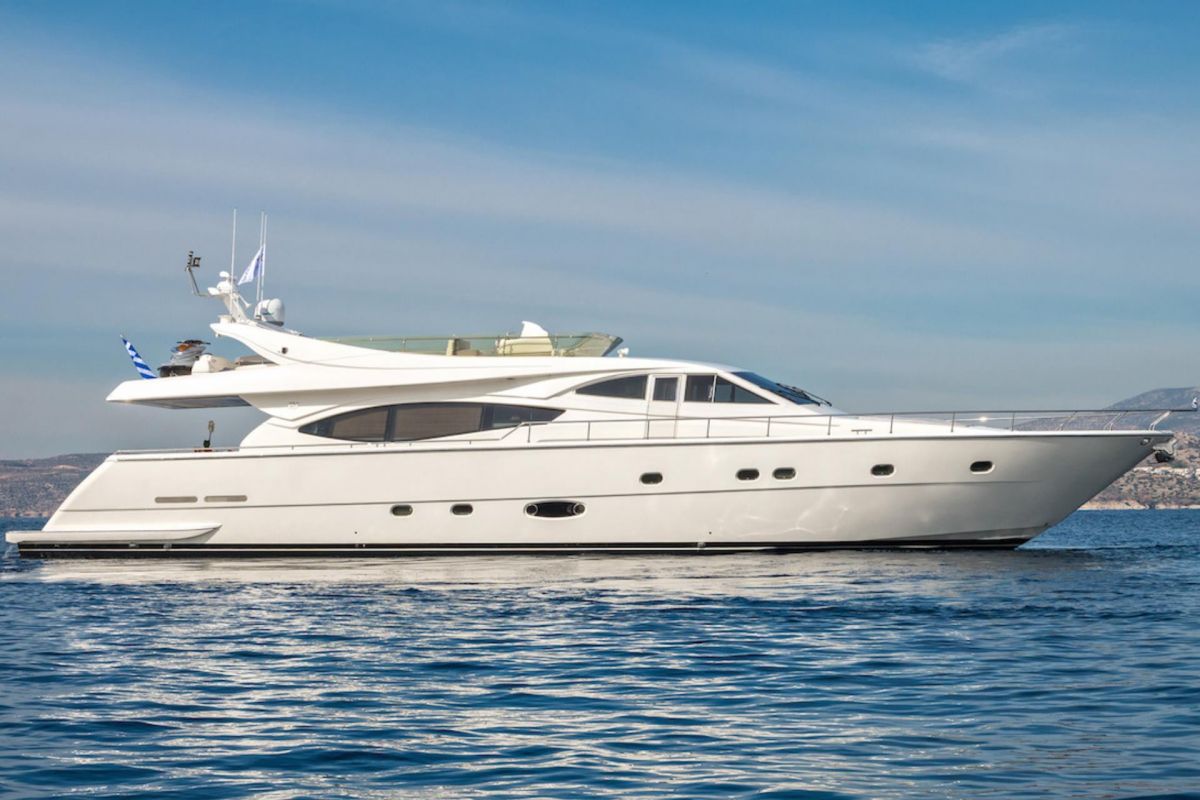 FERRETTI 77 YACHT FOR CHARTER