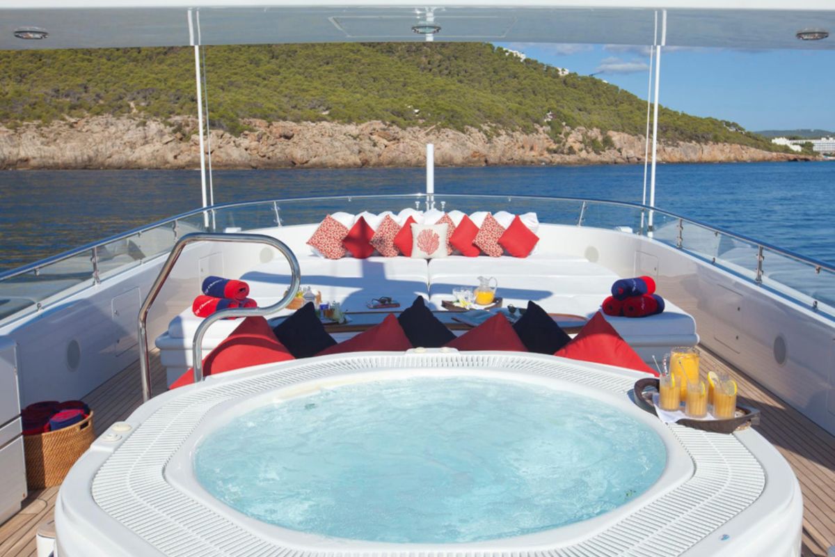 SUNDECK JACUZZI