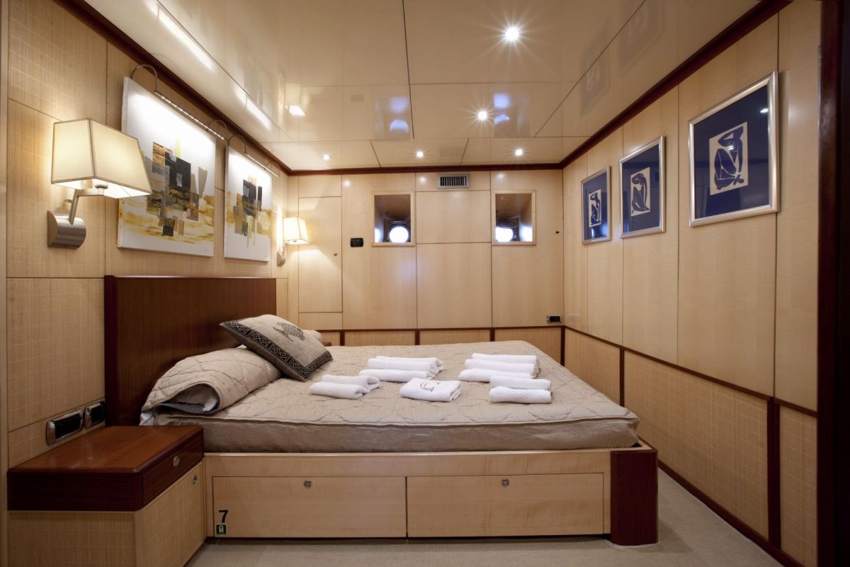 DOUBLE CABIN