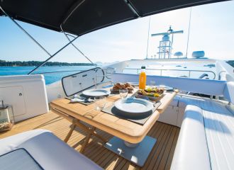 FLYBRIDGE DINING