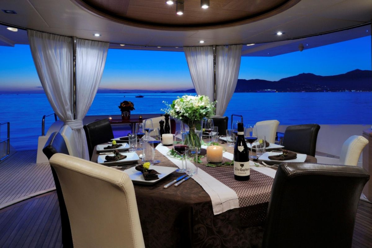 MAIN DECK DINING