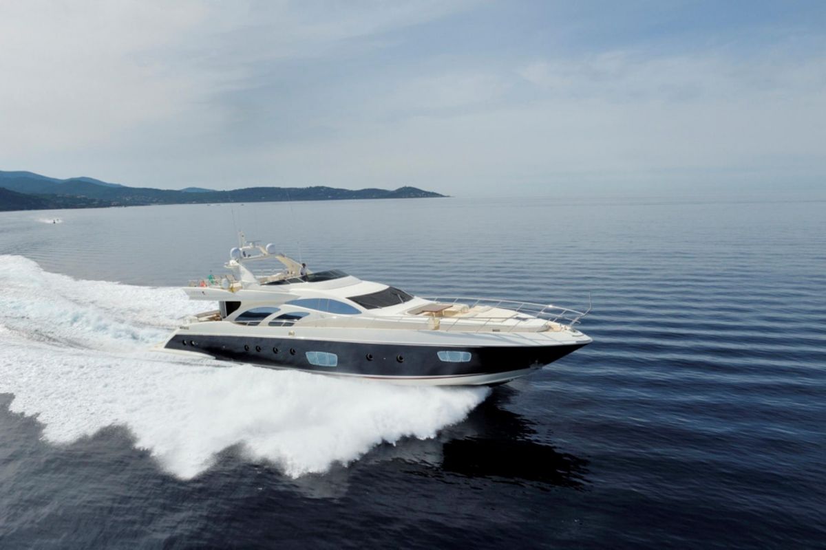 AZIMUT 100 YACHT CRUISING