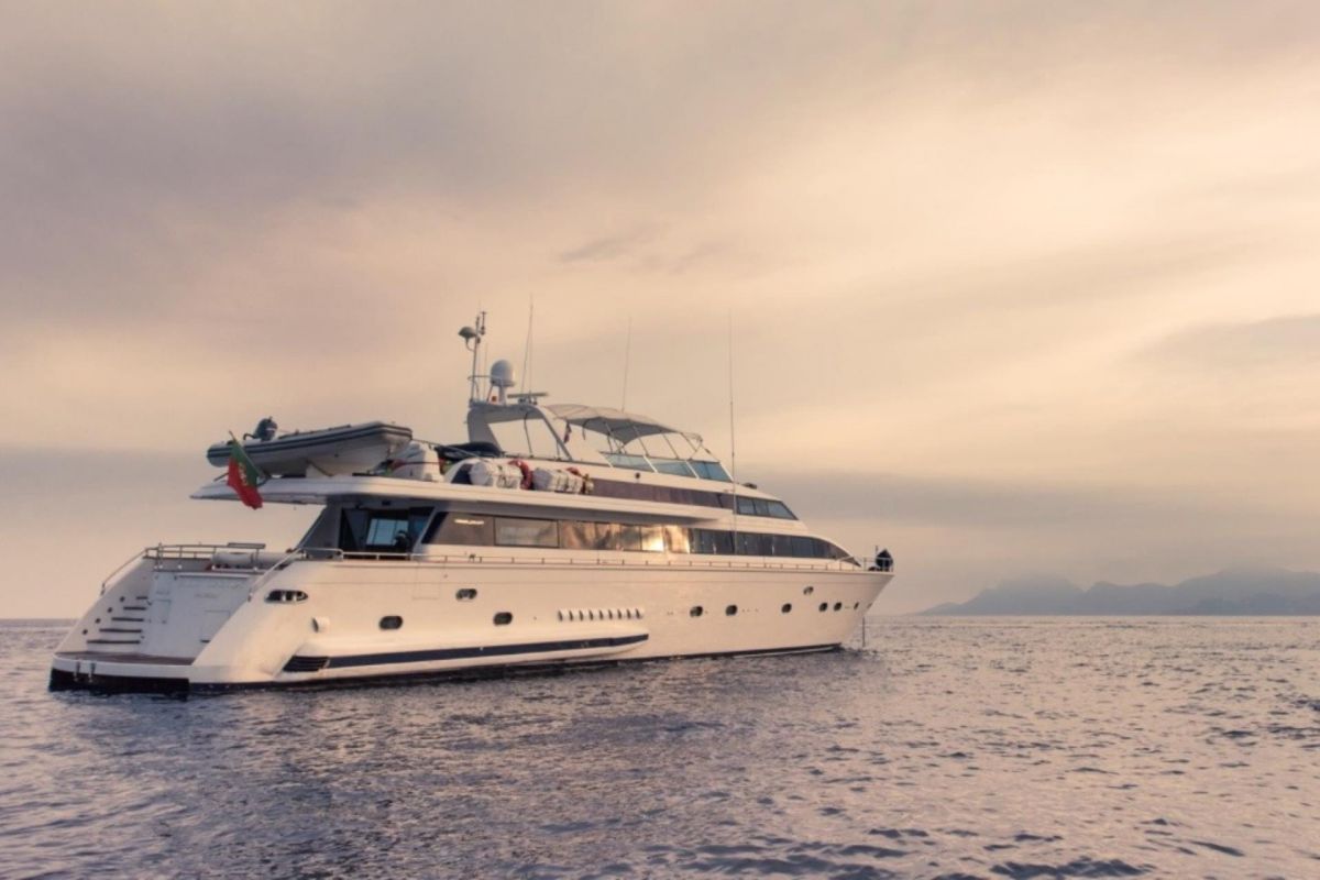 VERSILCRAFT 96 YACHT FOR CHARTER