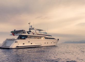 VERSILCRAFT 96 YACHT FOR CHARTER