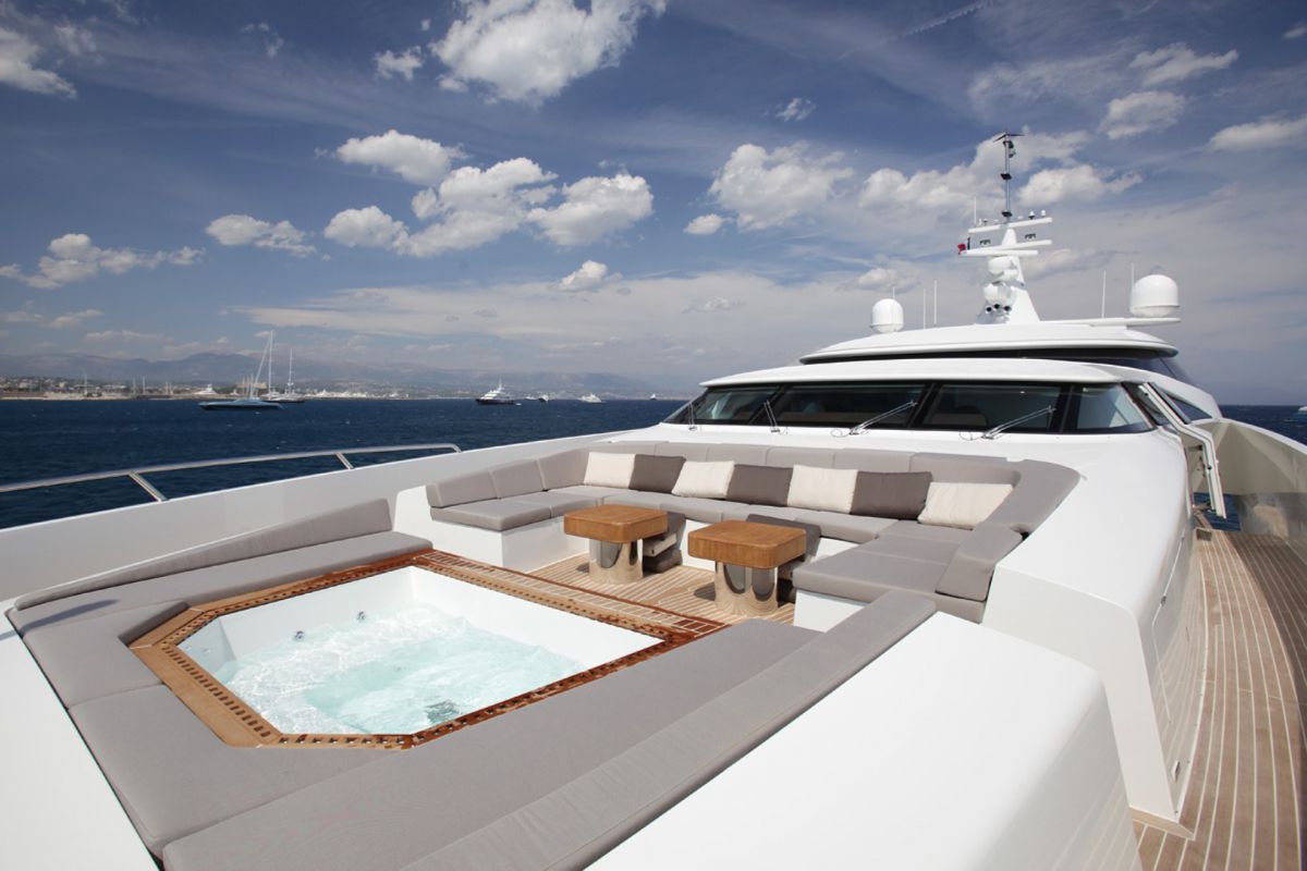 FOREDECK JACUZZI