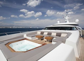 FOREDECK JACUZZI