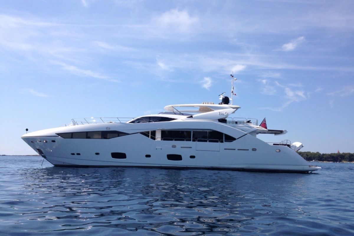 SUNSEEKER 115 YACHT CHARTER