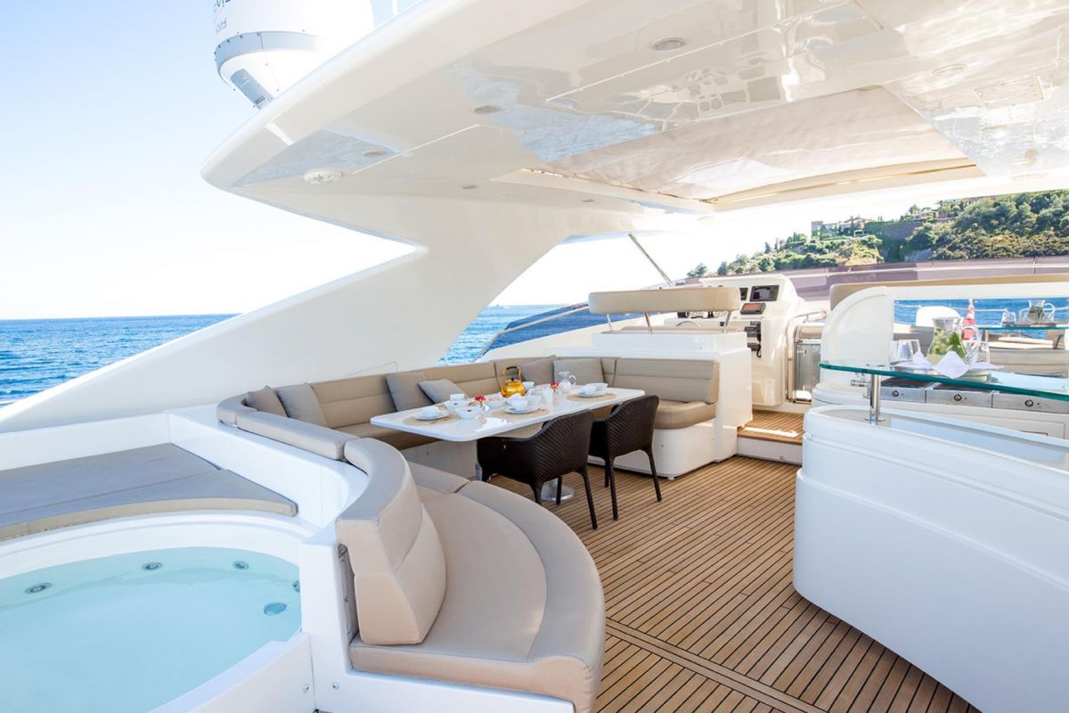 FLYBRIDGE JACUZZI