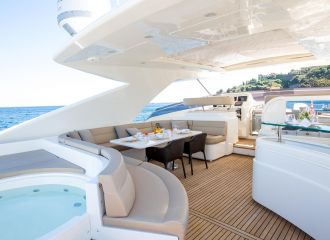 FLYBRIDGE JACUZZI