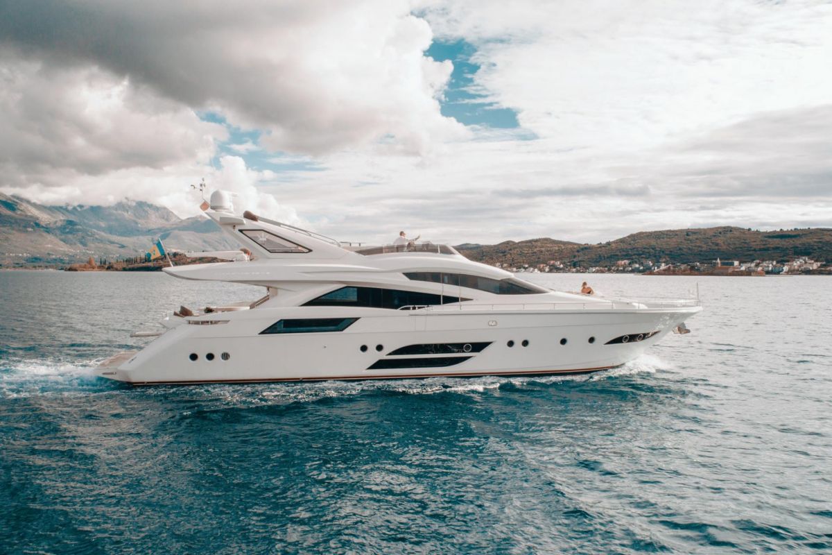 DOMINATOR 780S YACHT CHARTER