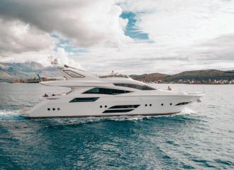 DOMINATOR 780S YACHT CHARTER