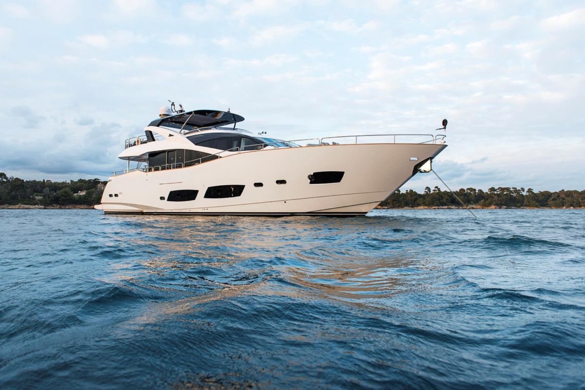 SUNSEEKER 28 AT ANCHOR