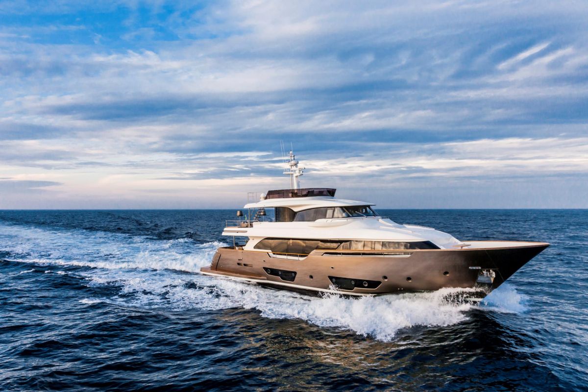 FERRETTI NAVETTA YACHT CHARTER